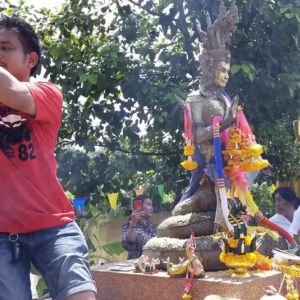 สาวโคราชแก้บน