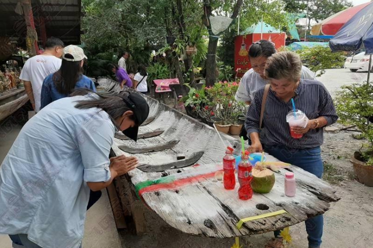 'เซียนหวย'แห่ส่องเลข'เรือขุดโบราณ'วัดสว่างอารมณ์