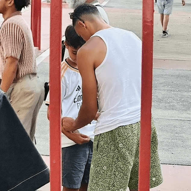 เดอะค็อปมีเสียว! อาร์โนลด์ถูกแอบถ่ายเซ็นเสื้อมาดริด